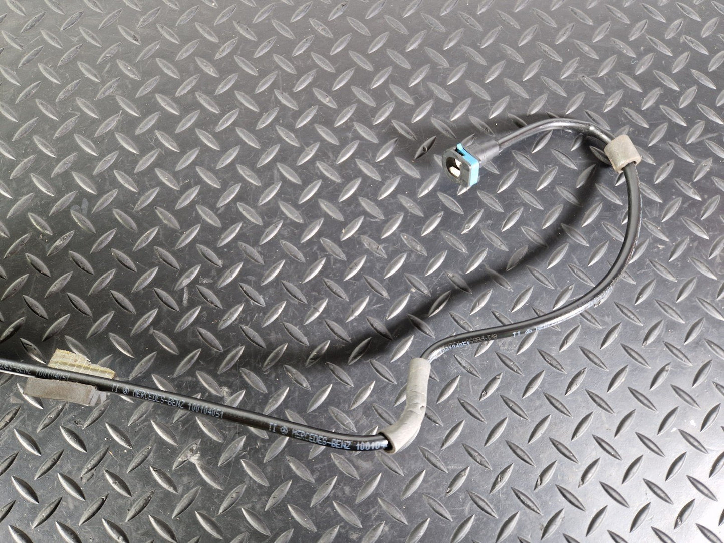 12-18 MERCEDES BENZ W176 GENUINE FUEL HOSE PIPE 100104051