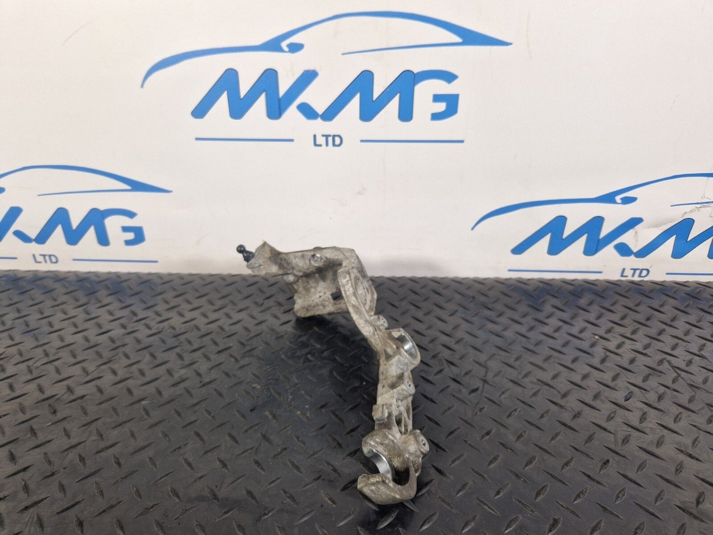 14-21 MERCEDES BENZ C300h W205 AIR FILTER BOX MOUNT A6510940427