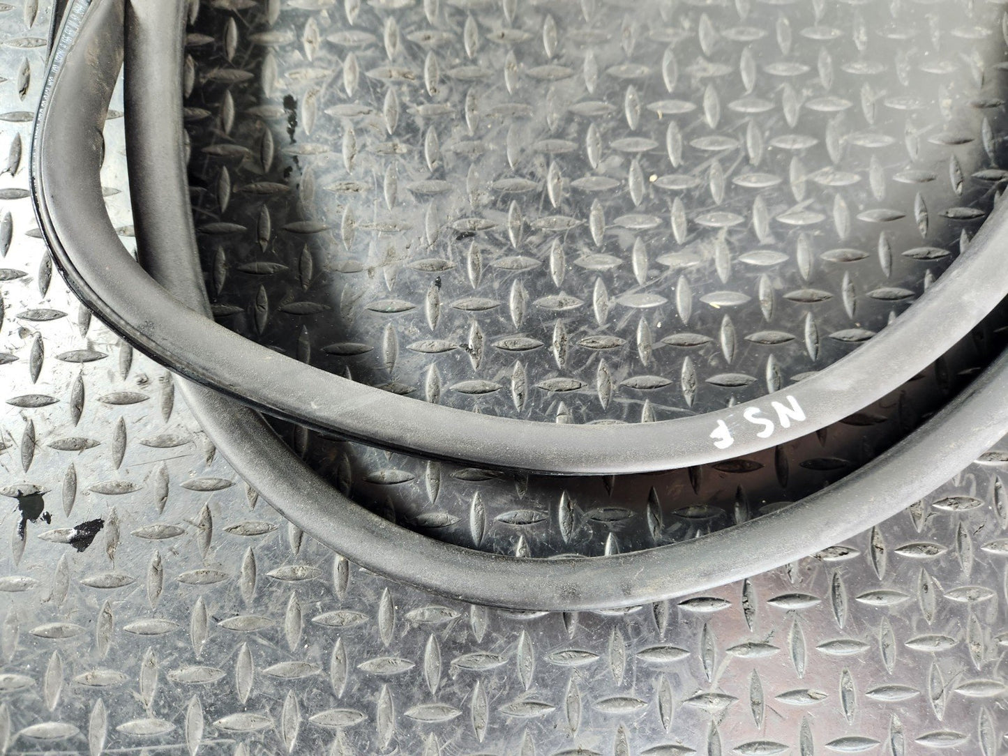 11-19 MERCEDES ML W166 OEM FRONT LEFT OR RIGHT SIDE DOOR RUBBER SEAL A1666970051