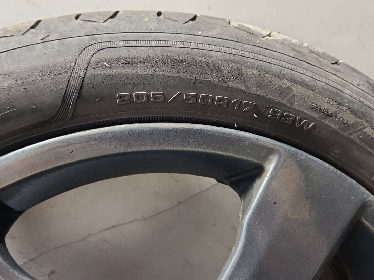 Volvo C30 MK1 FL (MK) (533) 17" Alloy Wheel with Tyre 205/50/17 ~3mm 31290177
