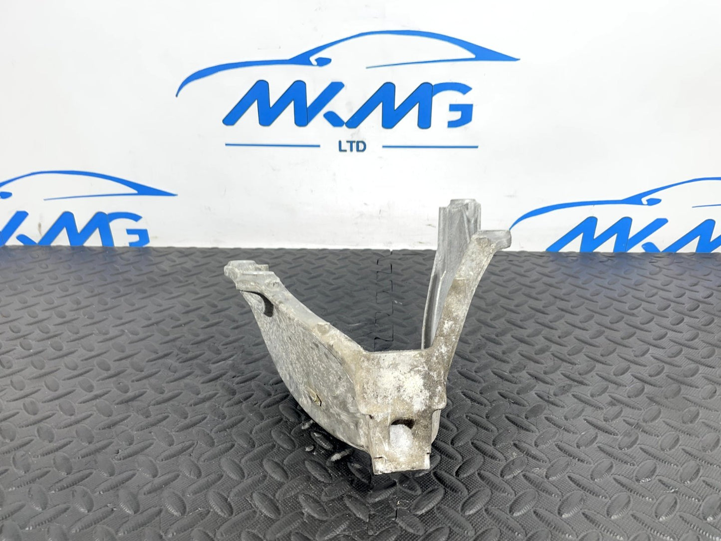16-19 AUDI A4 B9 AVANT GENUINE LEFT ENGINE MOUNT BRACKET 8W0199307