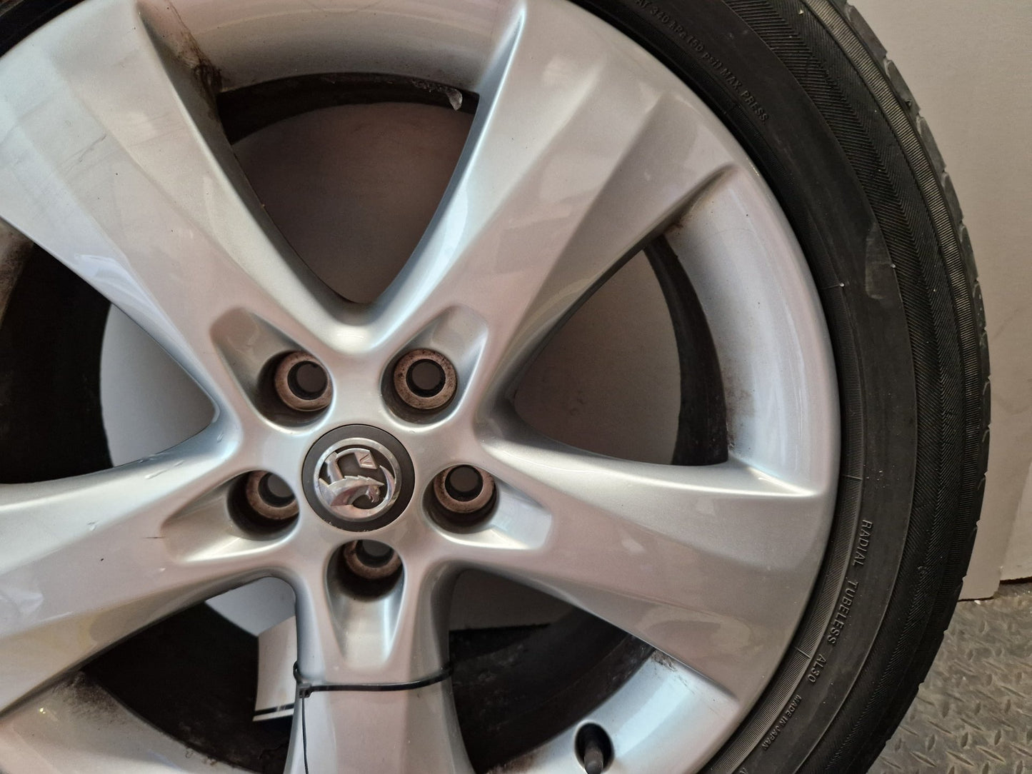 Vauxhall Astra MK6 (J) (A3400) 17" Alloy Wheel with Tyre 225/50/17 ~4mm