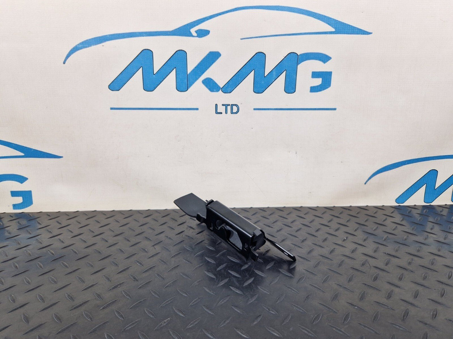 14-21 MERCEDES BENZ C220d W205 REAR RIGHT N/S LUGGAGE ROLLER BRACKET A2058605400