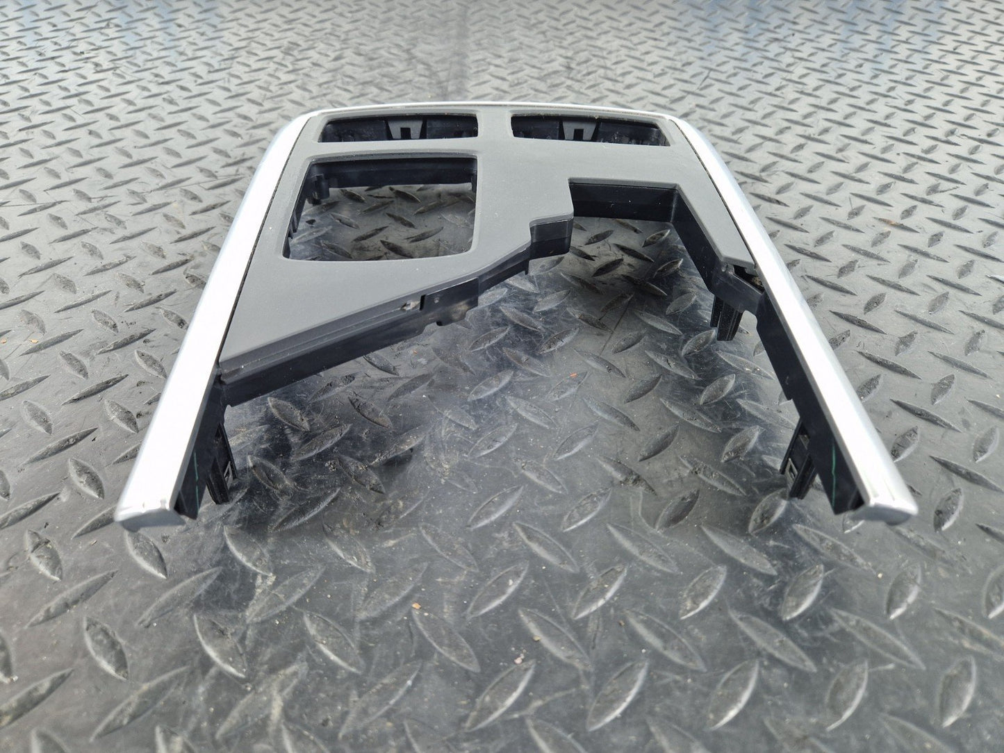 11-19 MERCEDES BENZ ML W166 GENUINE OEM CENTRE CONSOLE SURROUND TRIM A1666803017