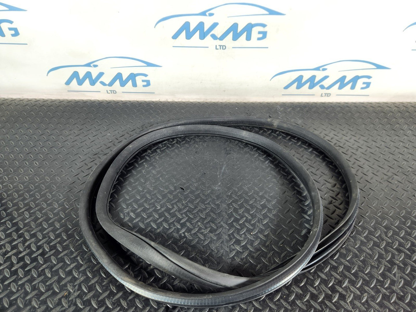 11-19 MERCEDES ML W166 OEM FRONT LEFT OR RIGHT SIDE DOOR RUBBER SEAL A1666970051
