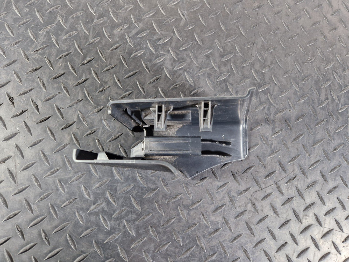 19-ON MERCEDES BENZ B CLASS W247 FRONT LEFT INNER SEAT RAIL COVER A2479190700