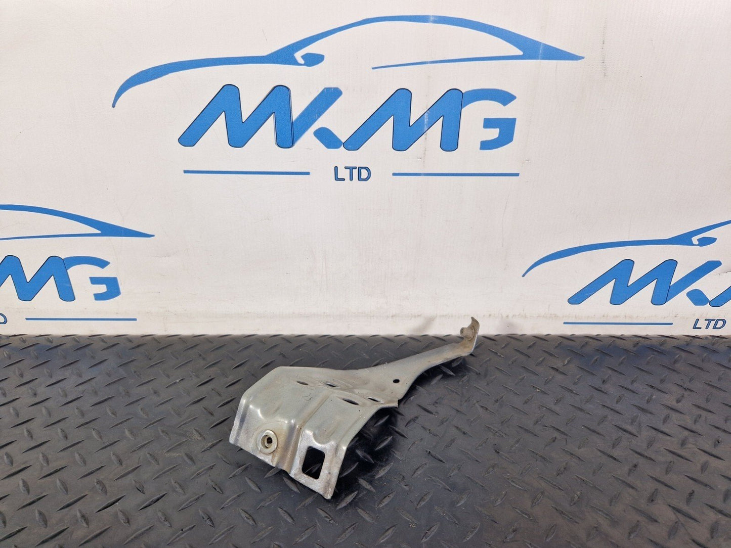 19-ON MERCEDES BENZ B CLASS W247 FRONT RIGHT SIDE WING BRACKET A2478810300