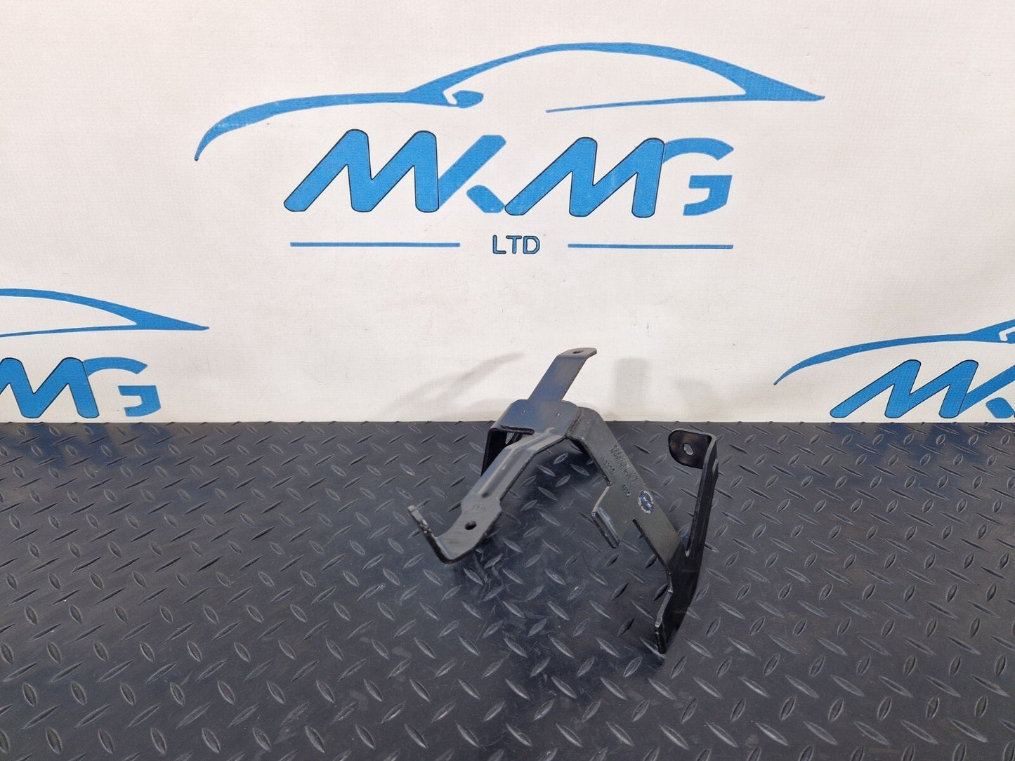 16-19 AUDI A4 AVANT B9 S-LINE EXPANSION TANK BRACKET RHD 8W2121232G