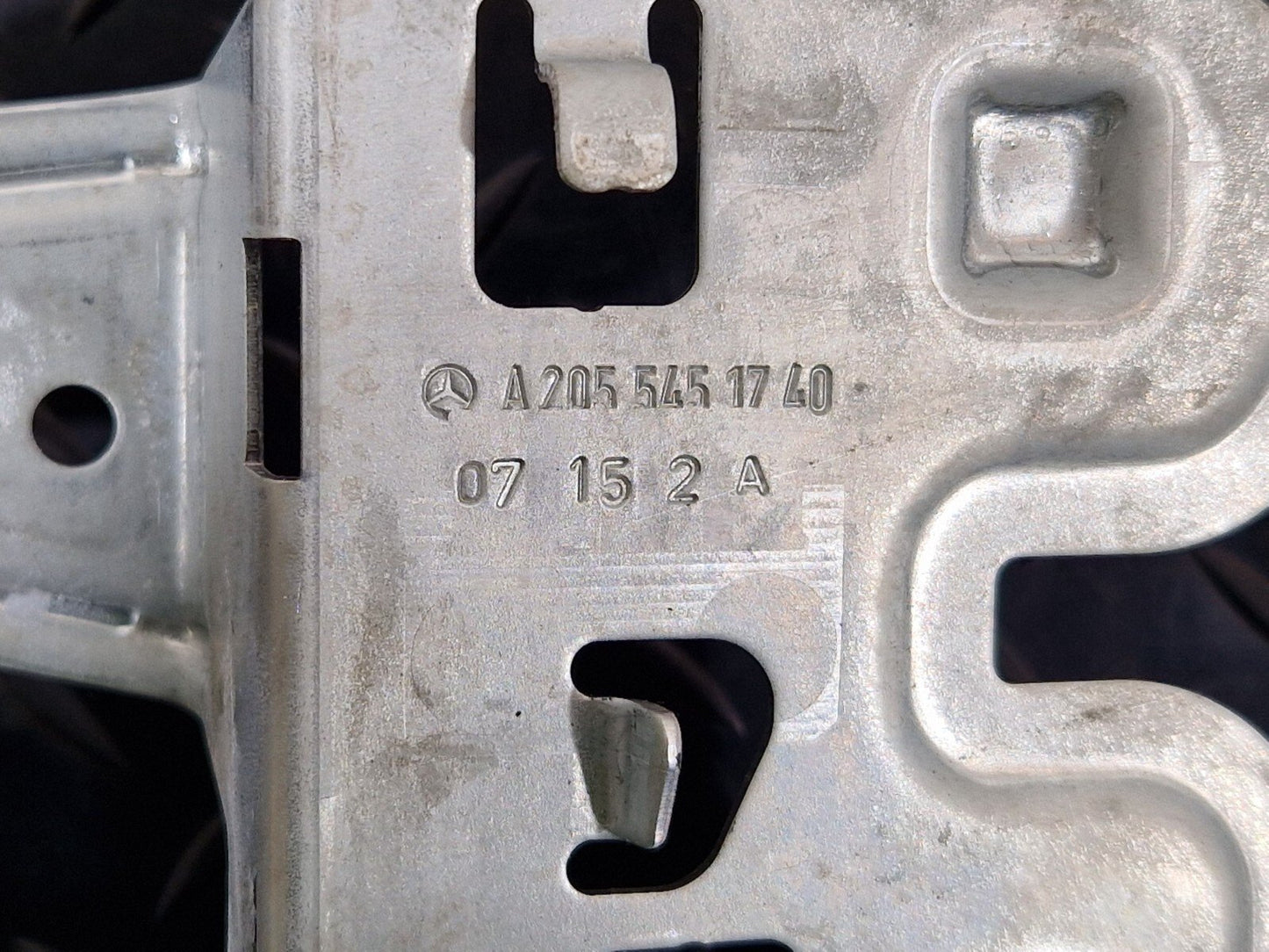 14-21 MERCEDES BENZ C300h W205 FUSE BOX RELAY HOLDER BRACKET A2055451740