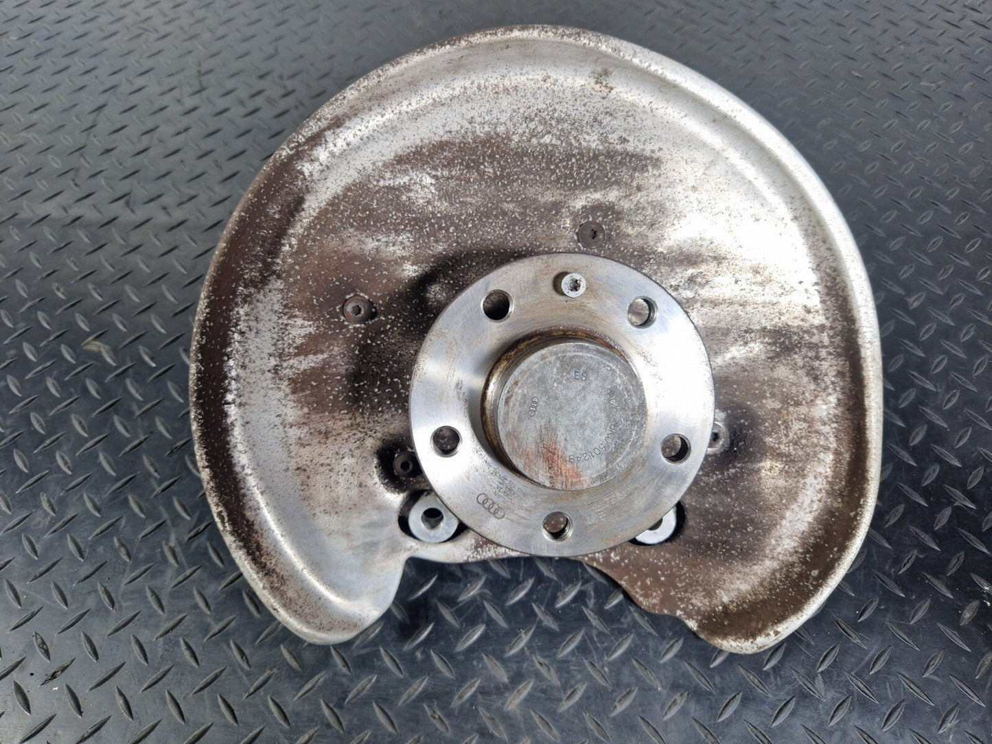 16-19 AUDI A4 B9 N/S/R REAR LEFT SIDE WHEEL HUB & BEARING 8W0615611