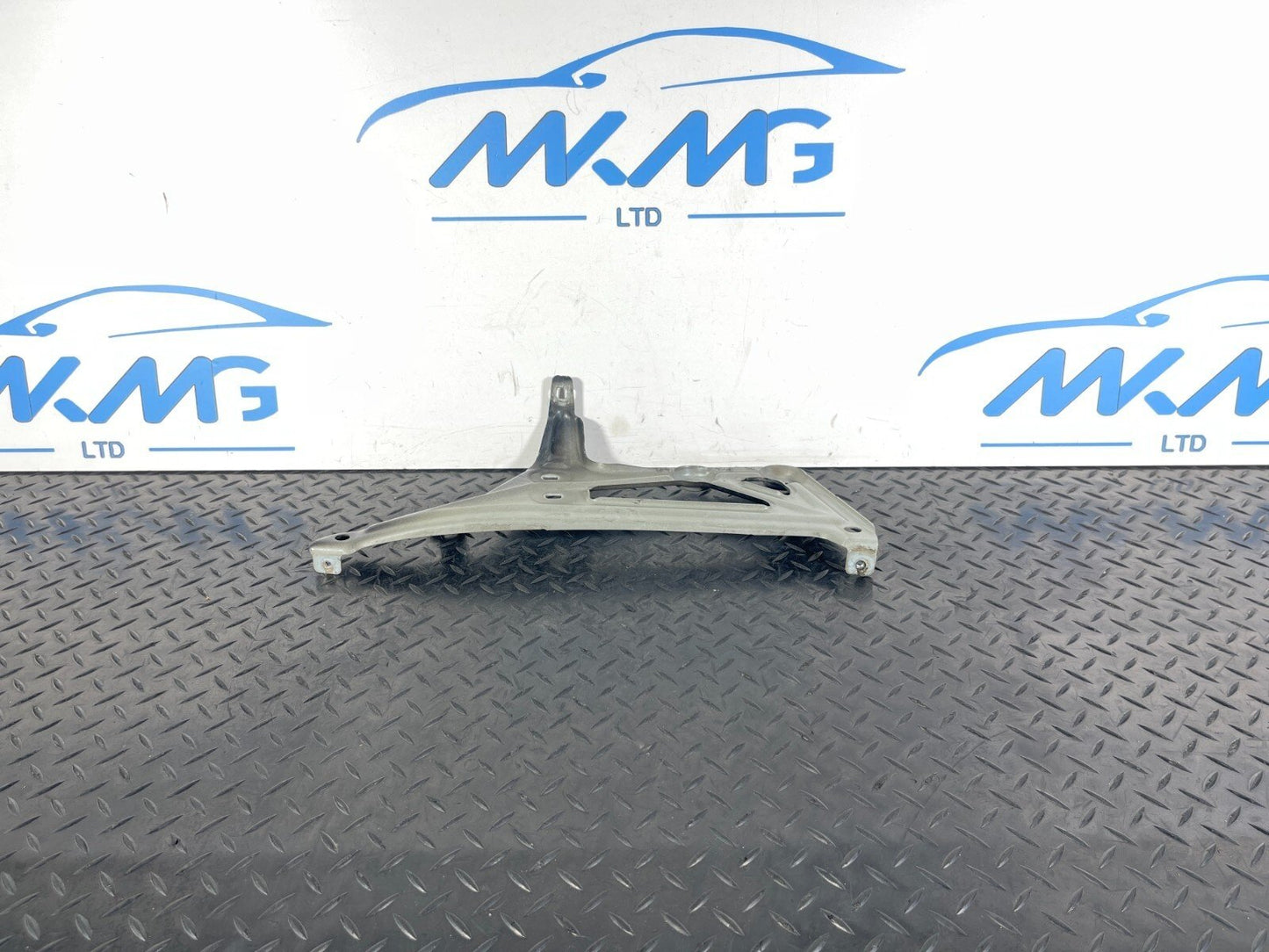 16-22 BMW X1 F48 GENUINE FRONT RIGHT DRIVER SIDE WING BRACKET 7329448