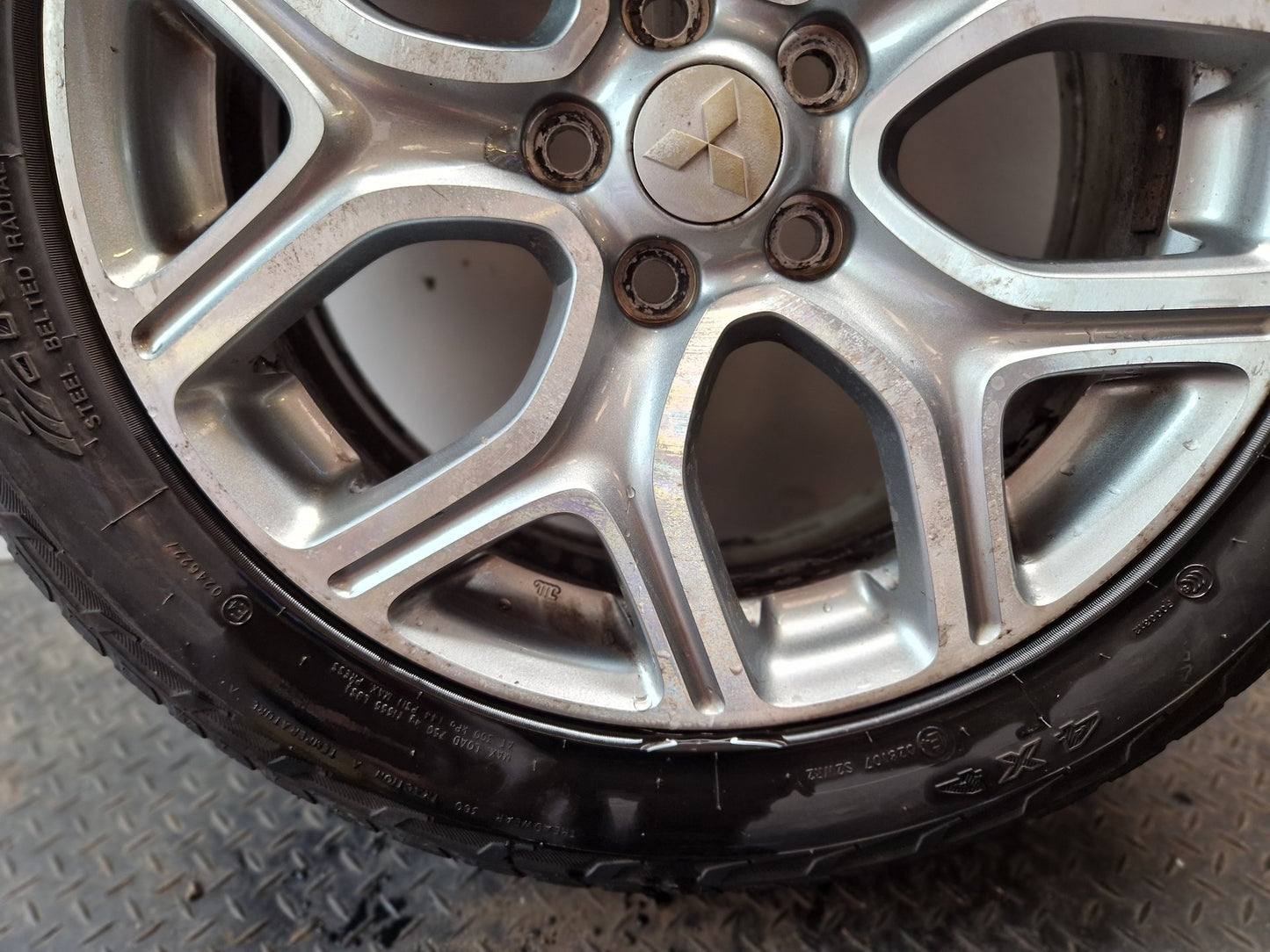 Mitsubishi Outlander MK3 (RE1) (GG2W) 18" Alloy Wheel with Tyre 225/55/18 ~5mm