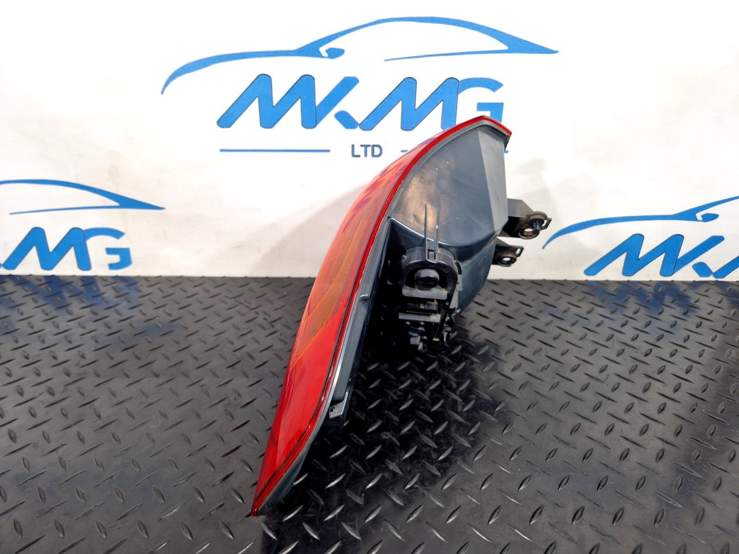16-22 BMW X1 F48 REAR RIGHT O/S/R GENUINE OUTER TAIL LIGHT 7488542 (DAMAGED)