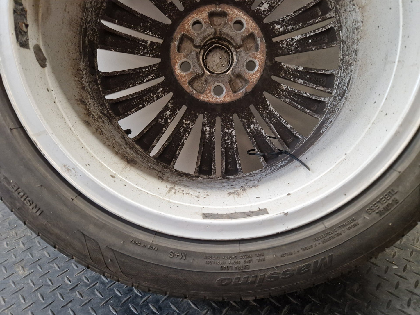 Vauxhall Astra MK6 (J) (A3400) 17" Alloy Wheel with Tyre 215/50/17 ~5mm
