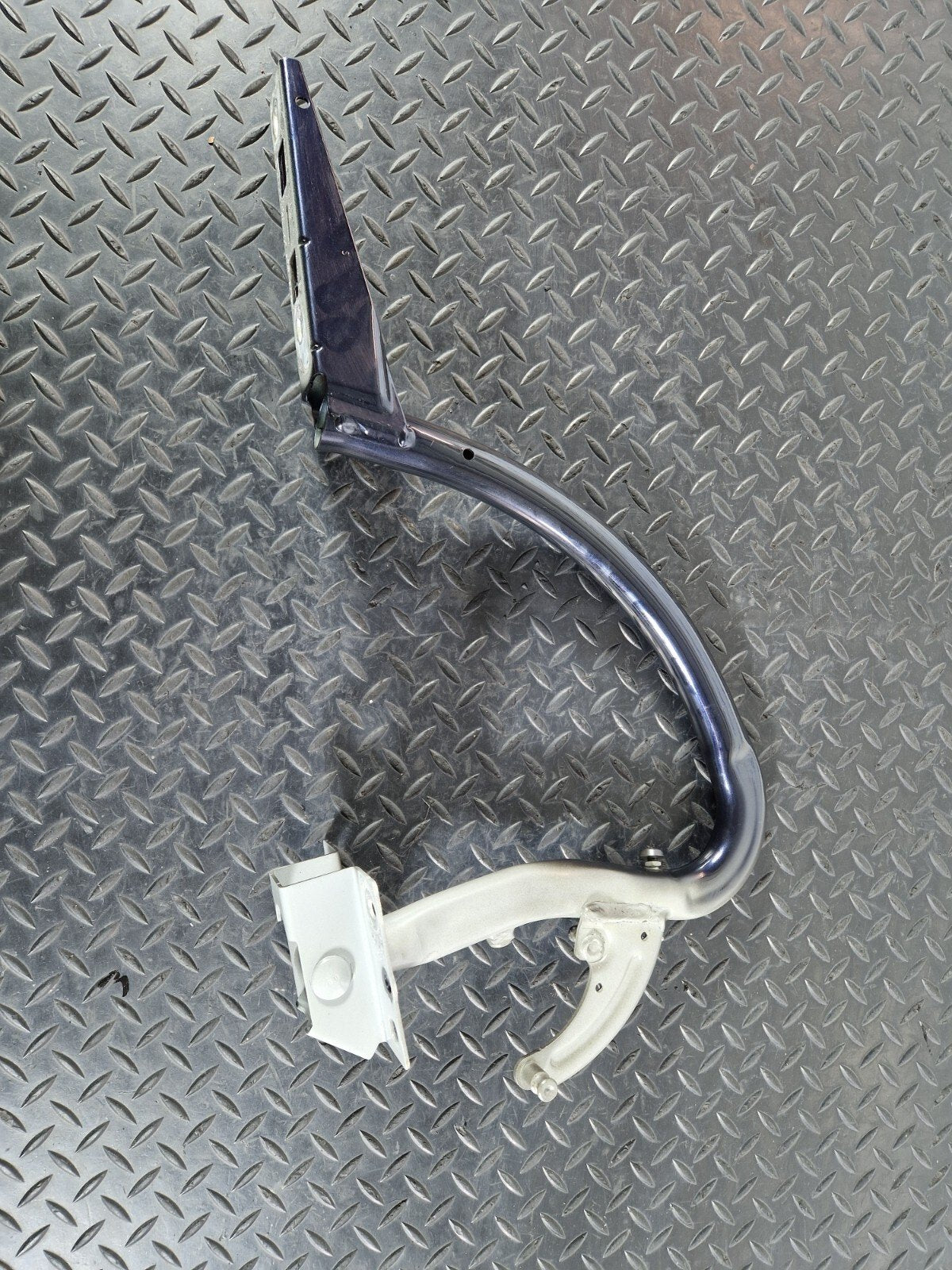 Audi A8 4H Rear Left N/S Passenger Tailgate Hinge 4H0827299D