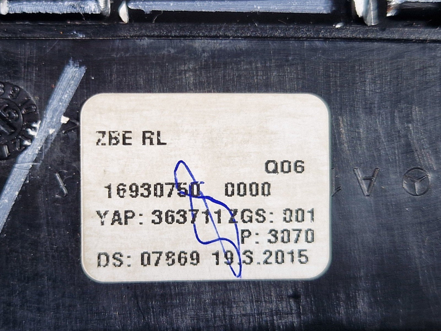 11-19 MERCEDES BENZ ML W166 GENUINE OEM CENTRE CONSOLE SURROUND TRIM A1666803017