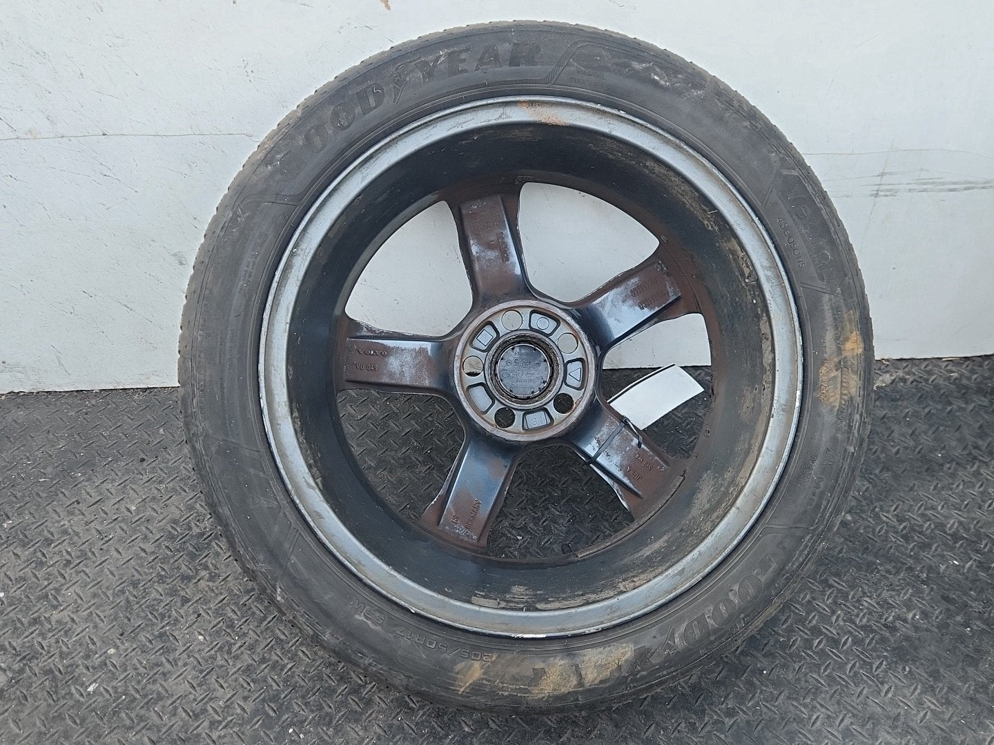 Volvo C30 MK1 FL (MK) (533) 17" Alloy Wheel with Tyre 205/50/17 ~4mm 31290177