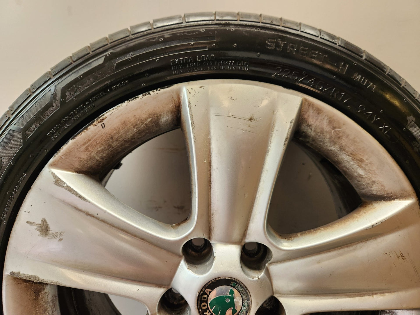 Skoda Yeti MK1 5L 17" Alloy Wheel with Tyre 225/45/17 ~4mm