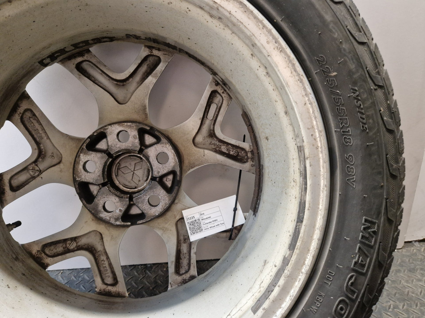 Mitsubishi Outlander MK3 (RE1) (GG2W) 18" Alloy Wheel with Tyre 225/55/18 ~4mm