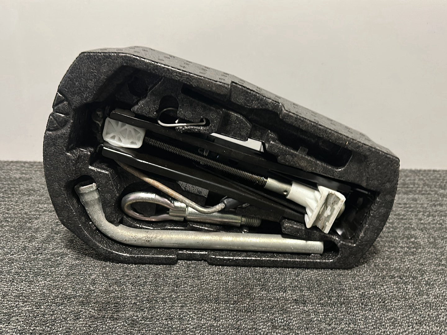 Volkswagen Polo 6R - MK5 Hatchback Genuine Jack Tool Kit 6R0011031B