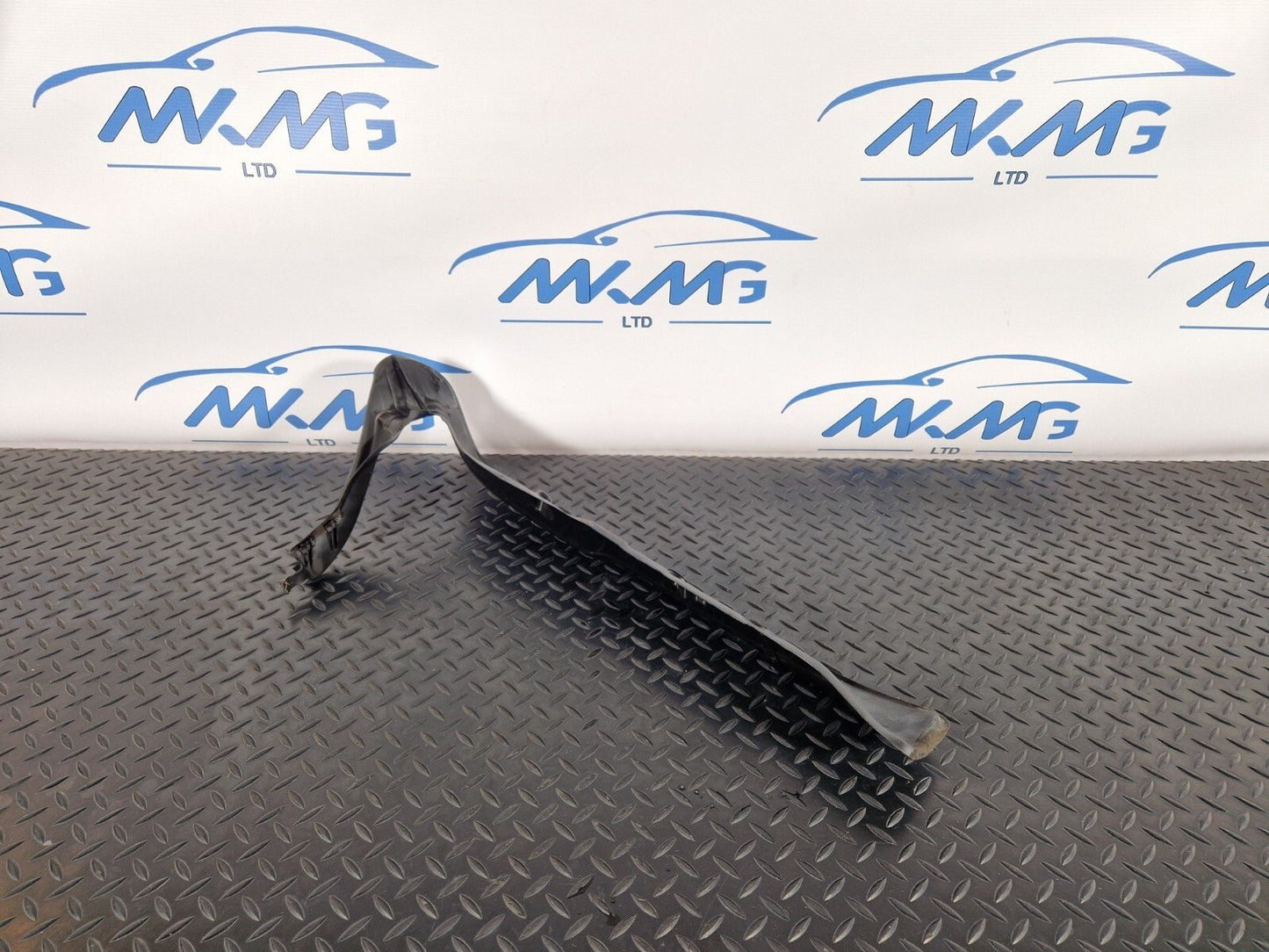 10-18 AUDI A7 4G S-LINE FRONT RIGHT WING FENDER END SEAL PLATE 4G8821112A