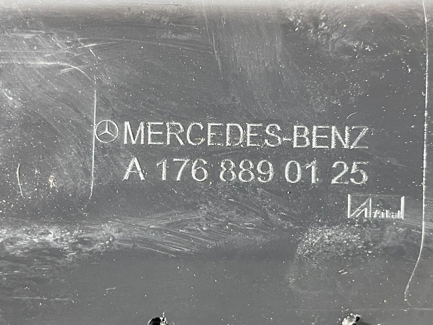 12-18 MERCEDES A-CLASS W176 GENUINE FRONT LEFT FENDER SEAL A1768890125