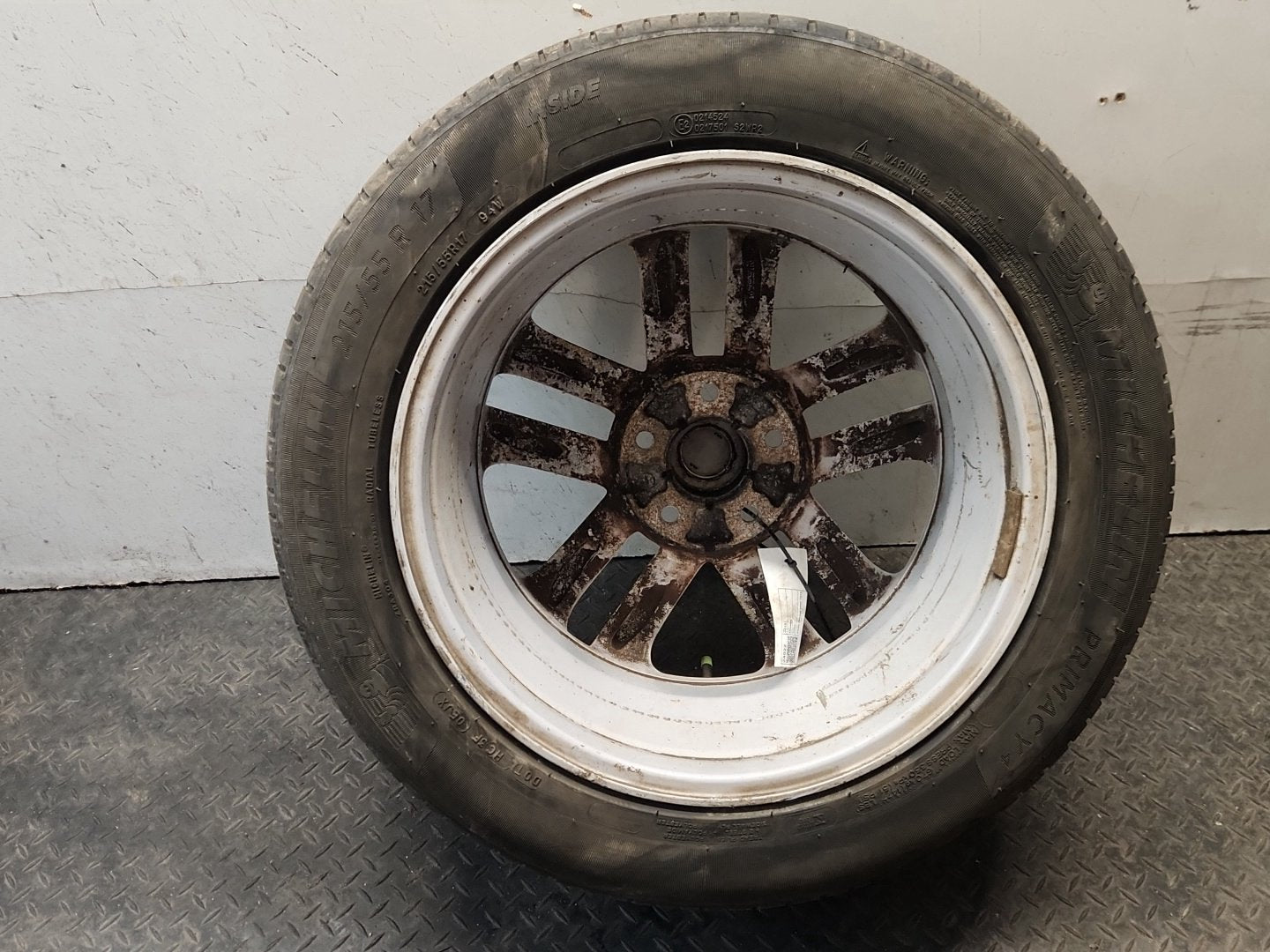 Nissan Juke MK1 (F15) 17" Alloy Wheel with Tyre 215/55/17 ~4mm