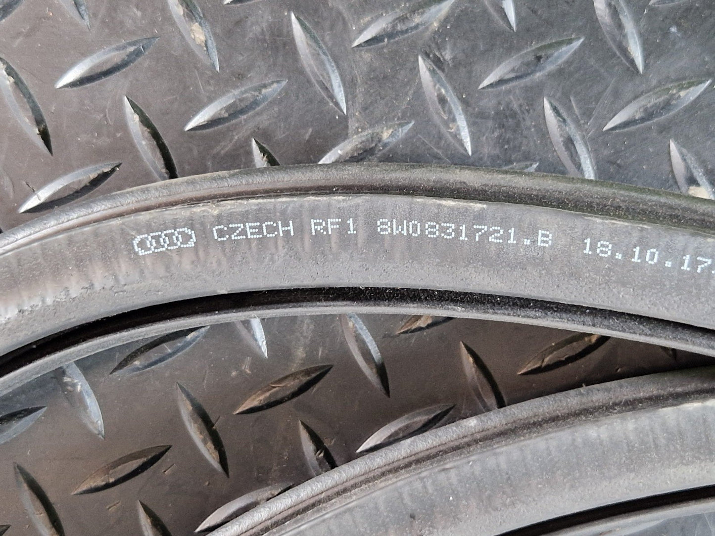 16-19 AUDI A4 B9 ESTATE REAR DOOR RUBBER SEAL FITS LEFT & RIGHT 8W9833721B
