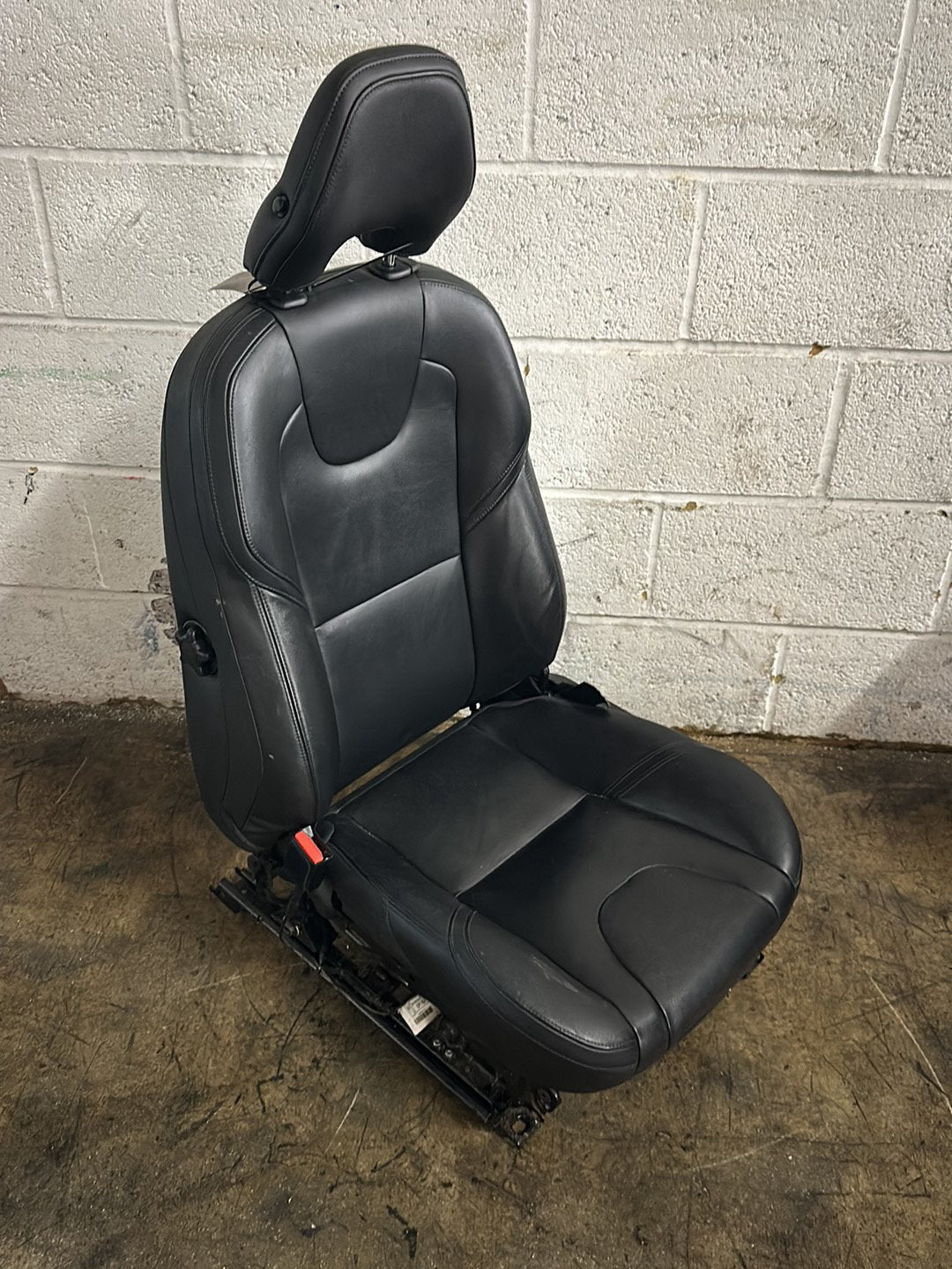 Volvo V40 MK3 (525) Hatchback Genuine Front Left N/S Passenger Seat