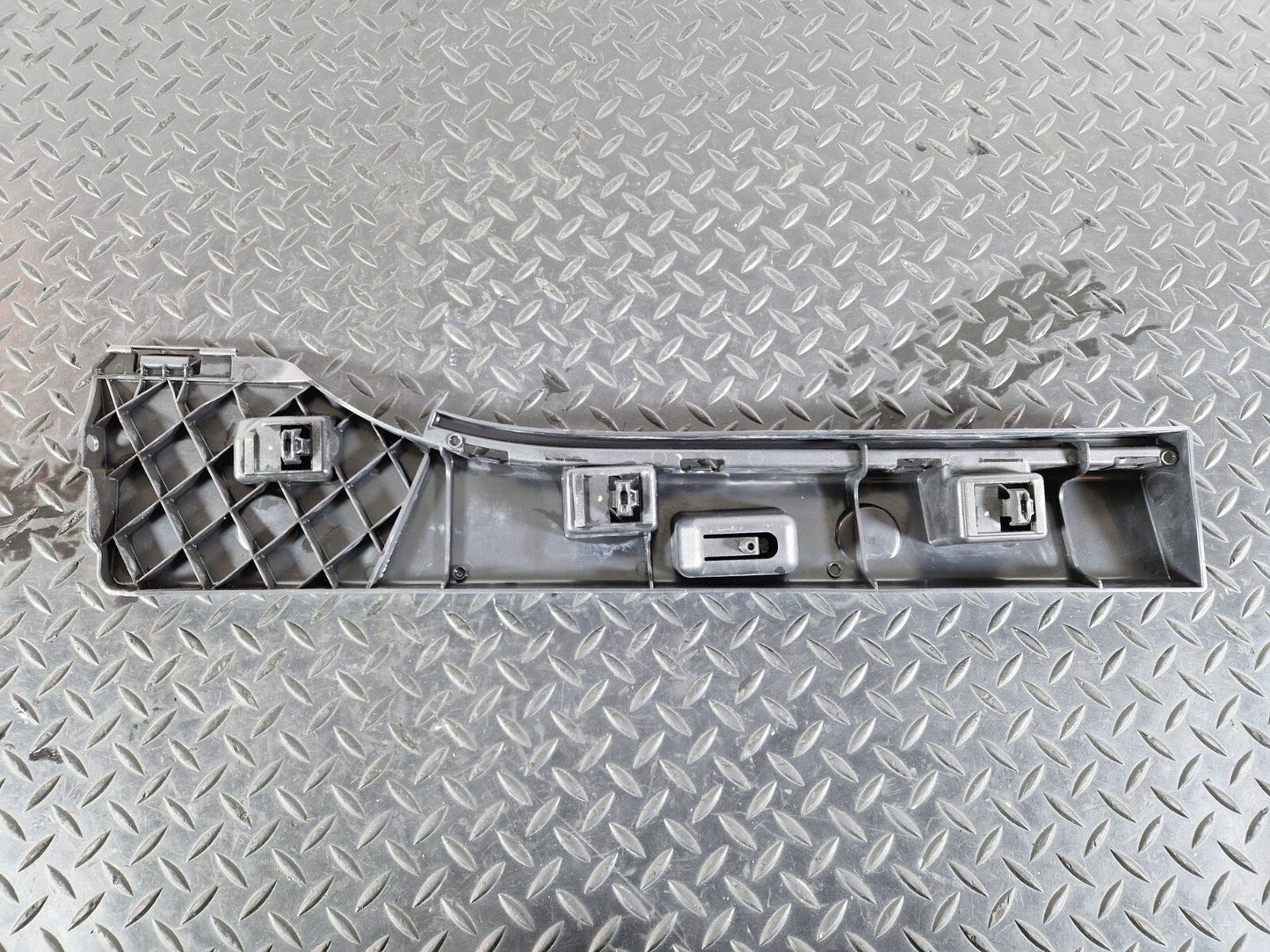 BMW 2 series F45 F46 rear left side skirt bracket 7318861