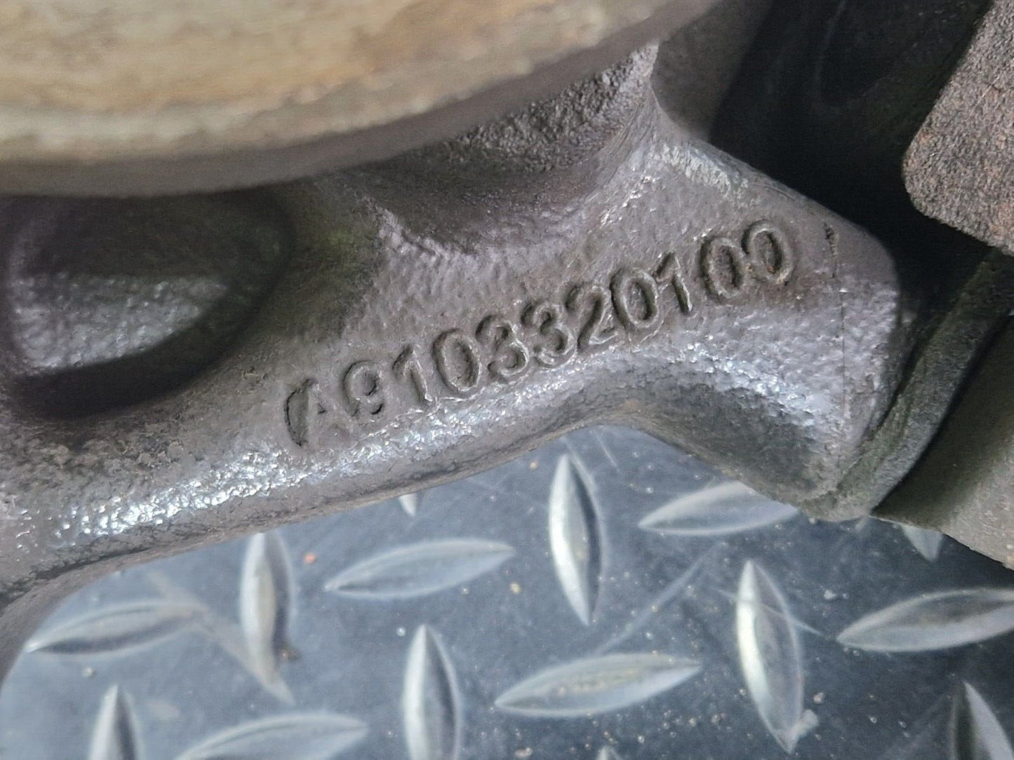18-ON MERCEDES BENZ SPRINTER W910 2.2 CDI OEM FRONT RIGHT WHEEL HUB A9103320100