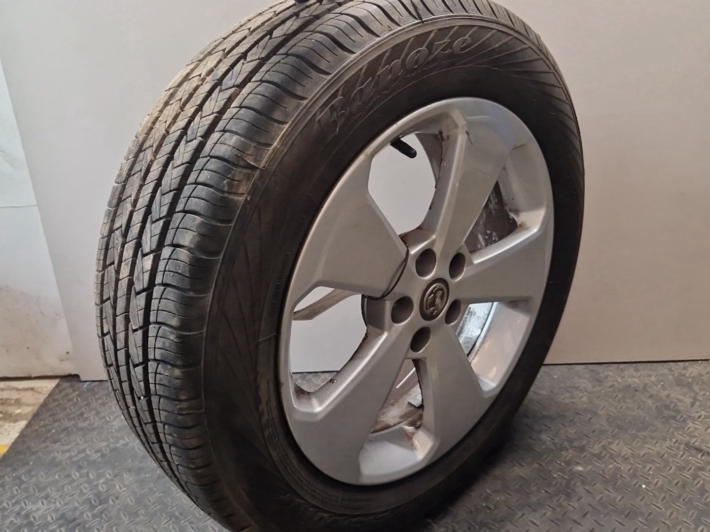 Vauxhall Mokka MK1 (G1U0) 17" Alloy Wheel with Tyre 215/60/17 ~7mm