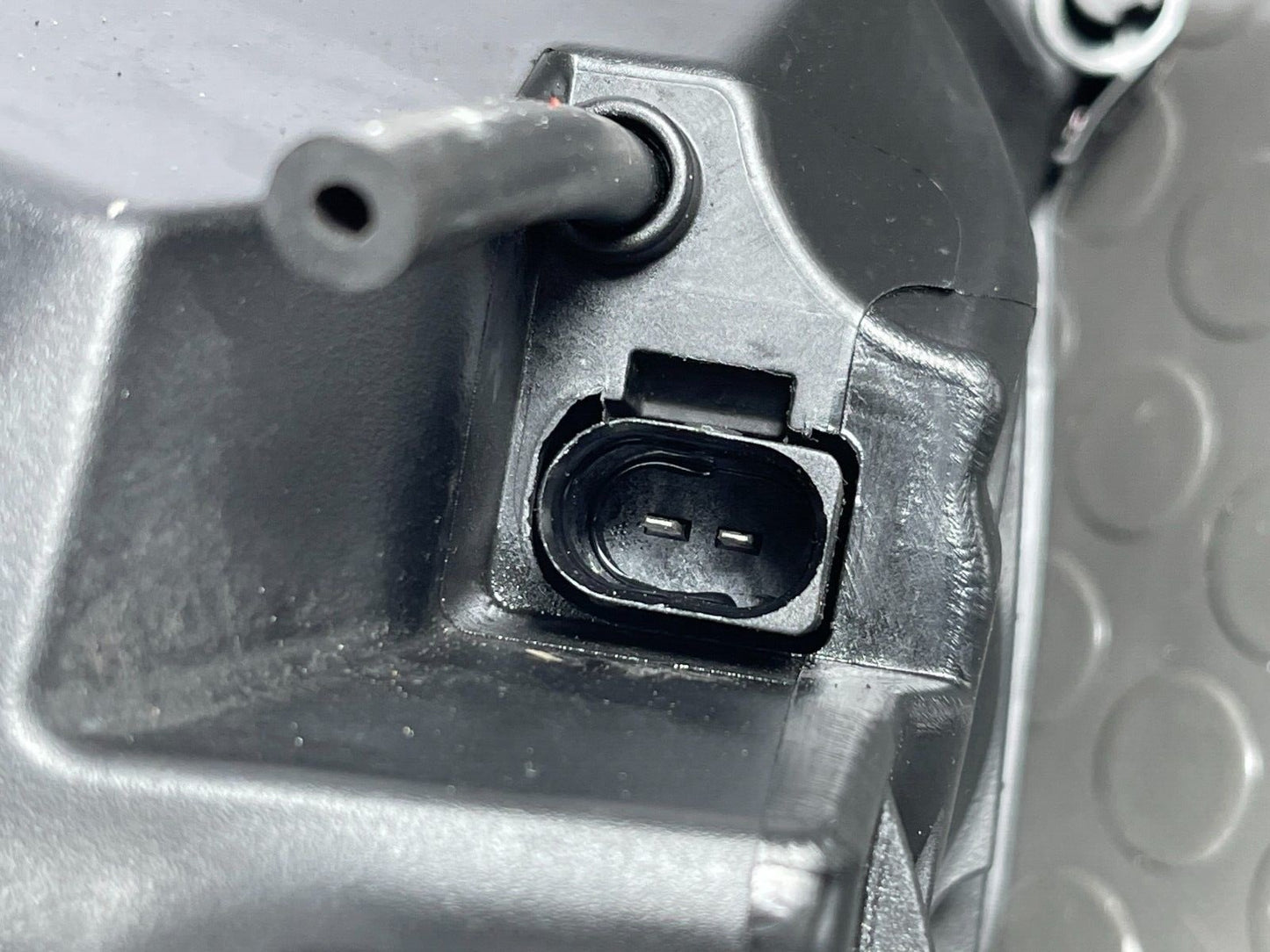 Audi A4 B9 1.4 petrol Air Filter Housing 8W0133835F