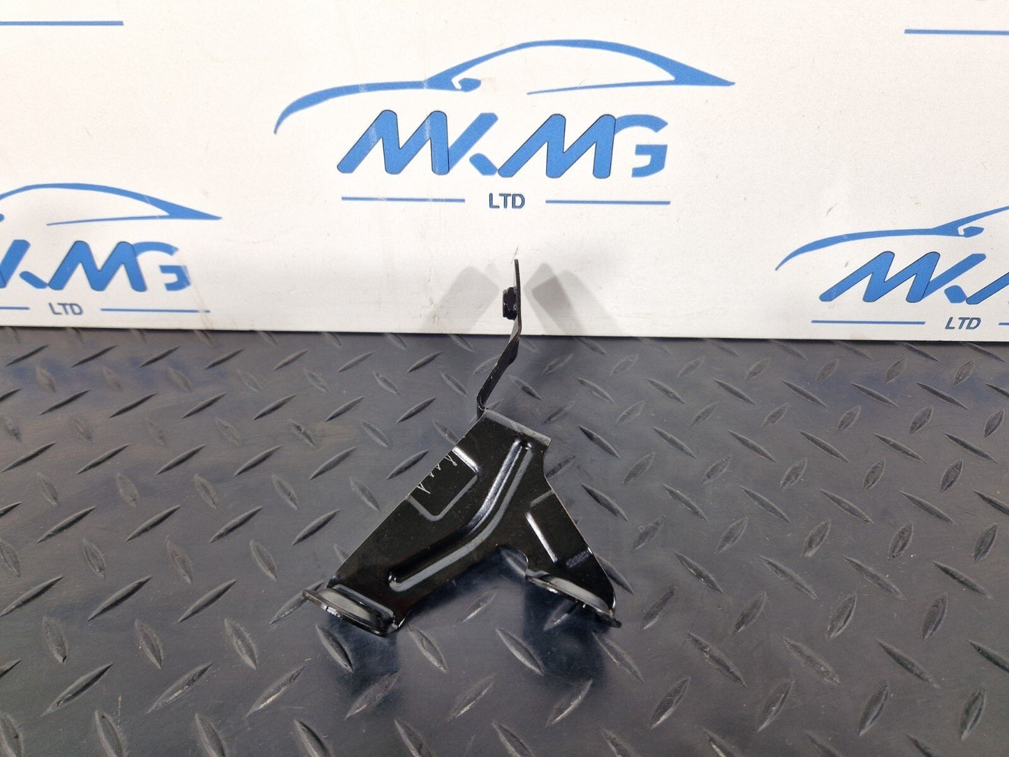 19-ON MERCEDES BENZ CLA C118 REAR RIGHT LOAD COMPARTMENT BRACKET A1776802003