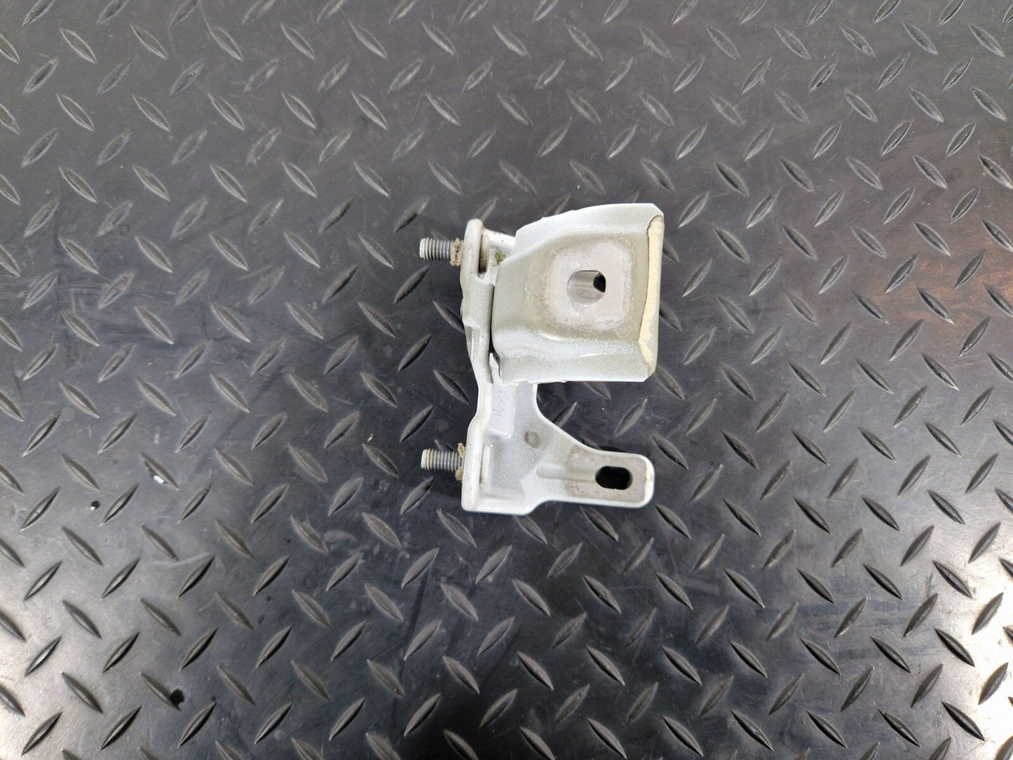 12-18 BMW 3 SERIES F30 F31 LCI REAR BOOT HINGE BRACKET MOUNT 7270077
