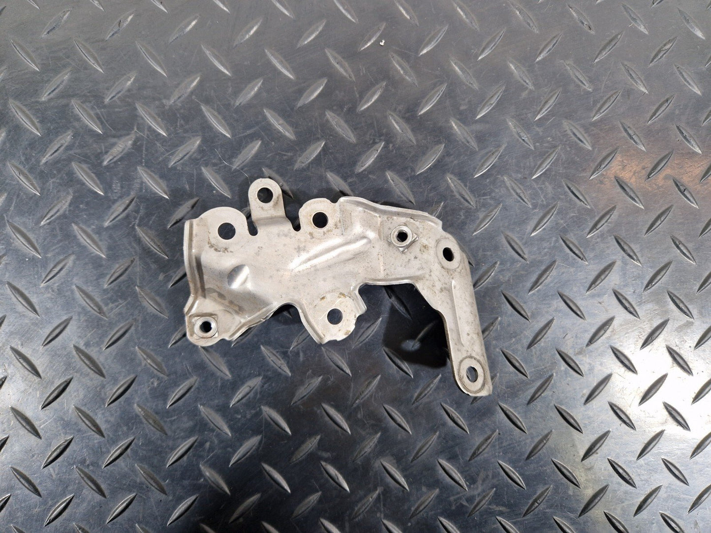 12-18 MERCEDES A B CLA-CLASS 1.8/2.1 CDI TURBO PIPE BRACKET A6510942127