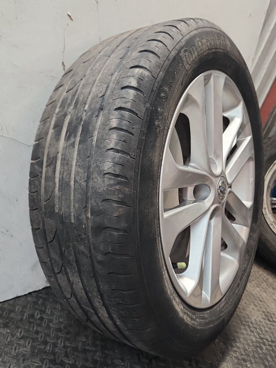 Nissan Juke MK1 (F15) 17" Alloy Wheel with Tyre 215/55/17 ~3mm