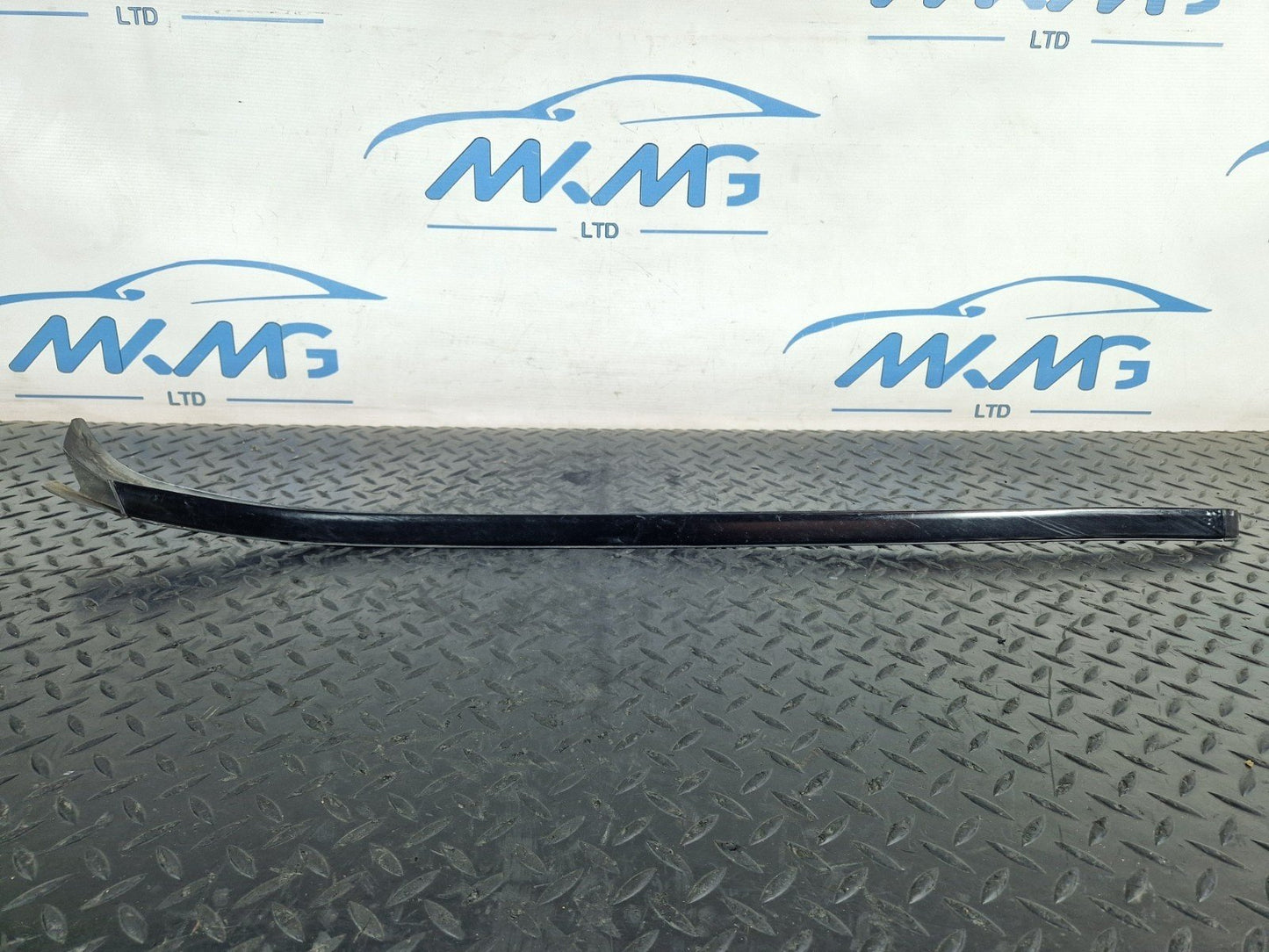 16-19 MERCEDES BENZ GLE W166 FRONT LEFT WINDSCREEN WATER DEFLECTOR A1666901180