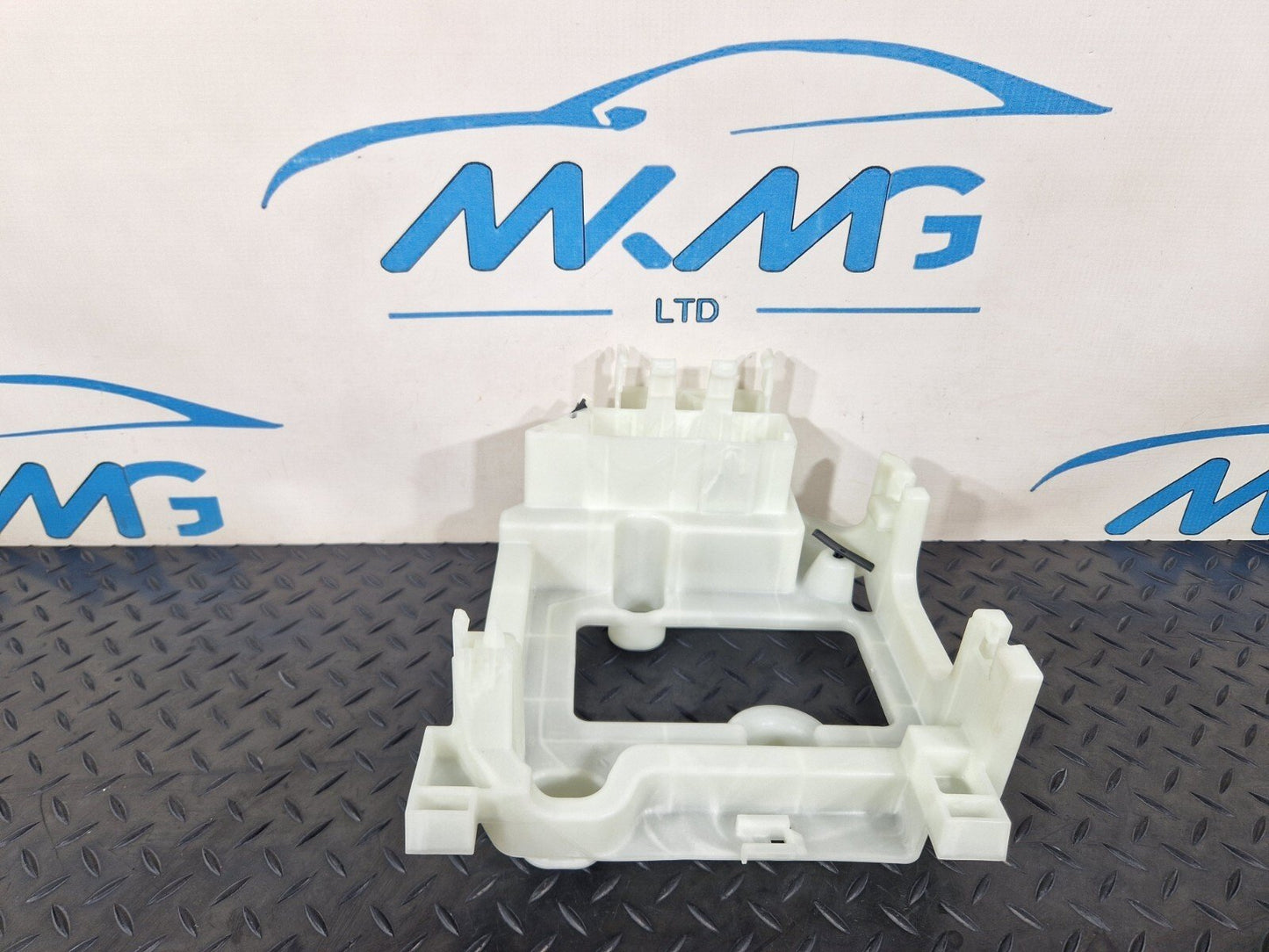 20-24 BMW 1 SERIES F40 GENUINE CURRENT DISTIBUTOR BRACKET HOLDER TRAY 6837044