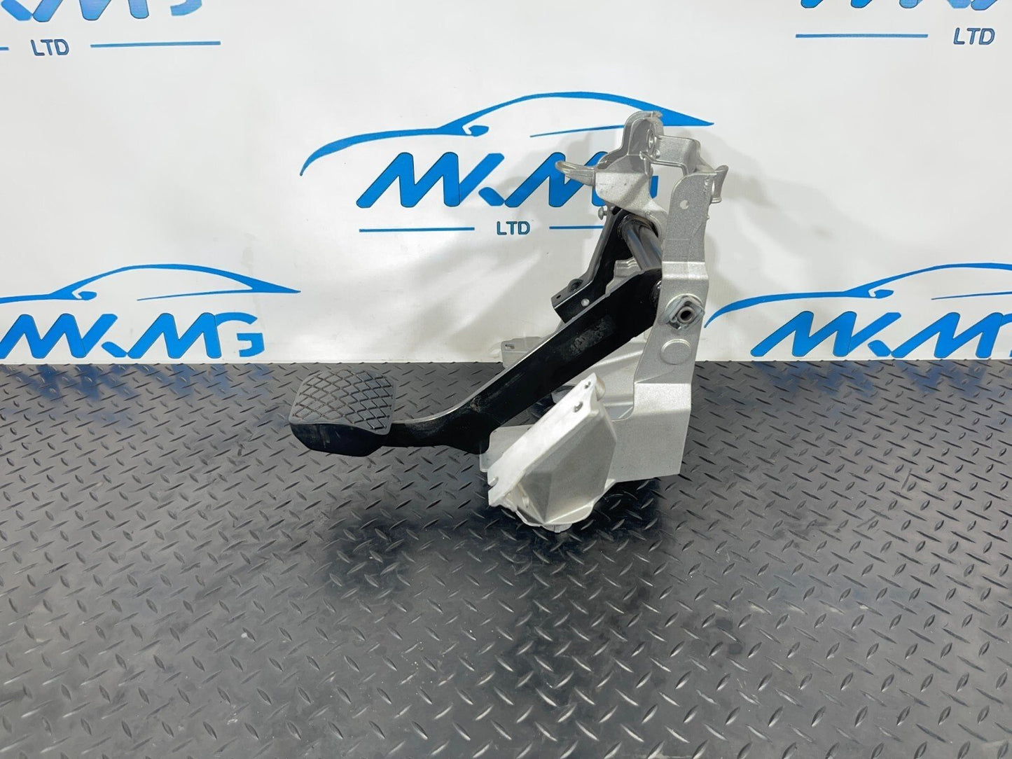 16-19 AUDI A4 B9 GENUINE AUTOMATIC GEARBOX BRAKE PEDAL & FRAME 8W2723140