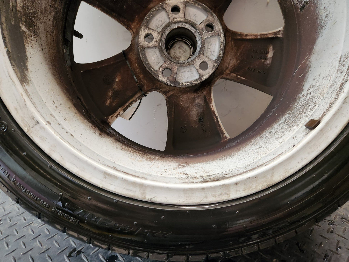 Skoda Yeti MK1 5L 17" Alloy Wheel with Tyre 225/45/17 ~4mm