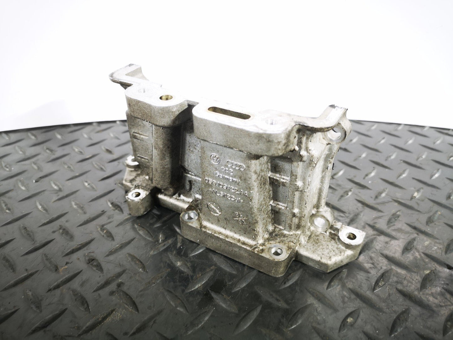 16-19 AUDI A4 B9 GENUINE V6 3.0TDI CSW CYLINDER HEAD END PLATE 059109122AA