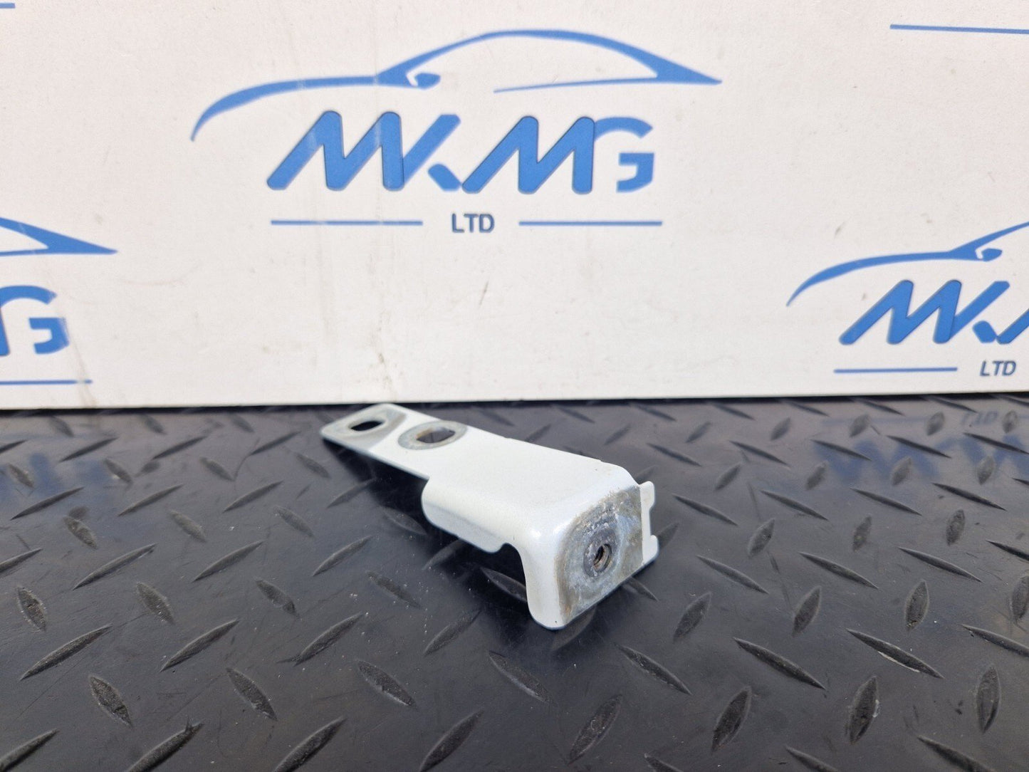 16-19 AUDI A4 B9 S-LINE GENUINE FRONT LEFT PASSENGER SIDE WING BRACKET 8W0821433