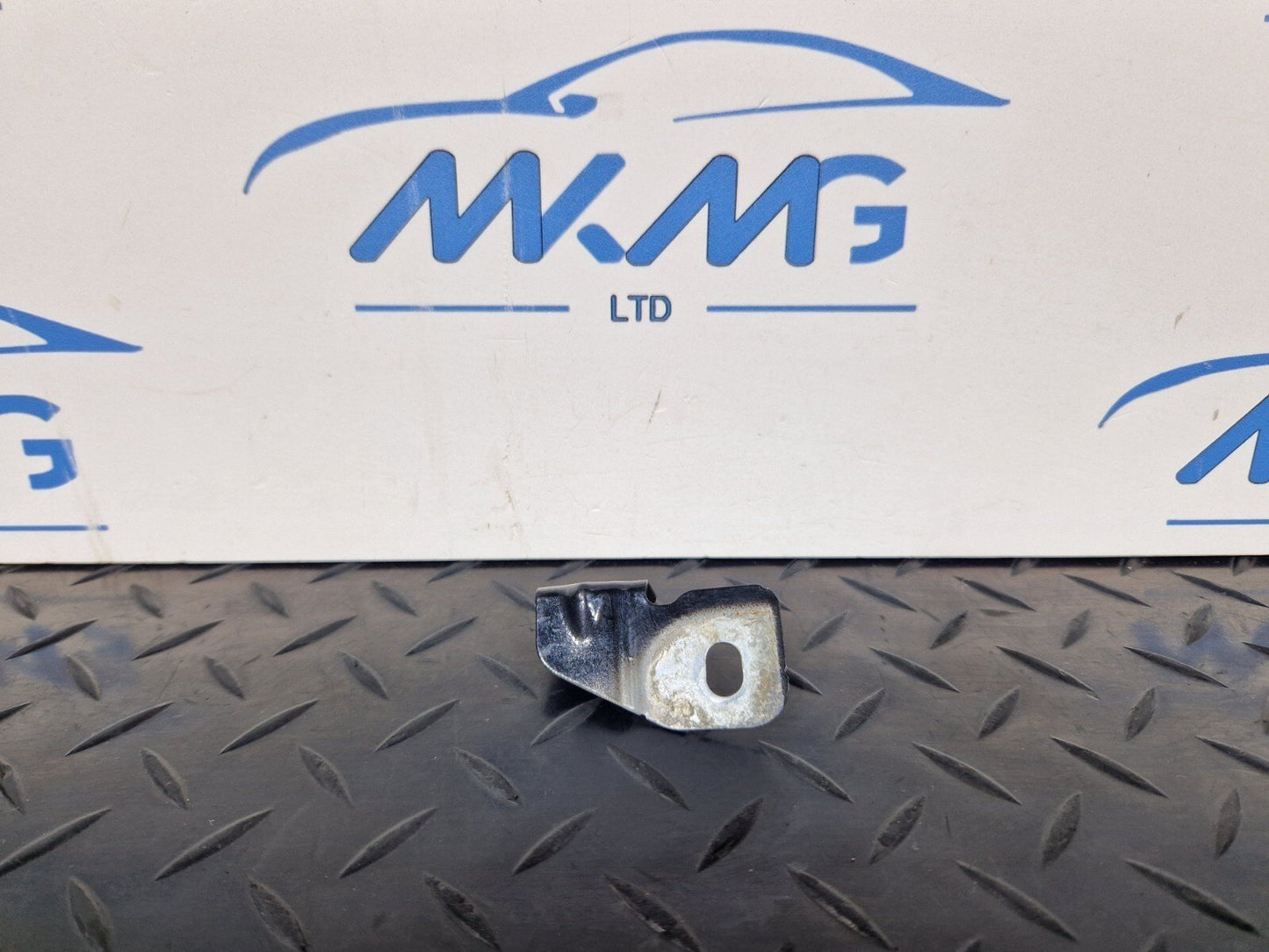 16-19 AUDI A4 B9 GENUINE FRONT WING MOUNT BRACKET LEFT PASSENGER SIDE 8W0821469
