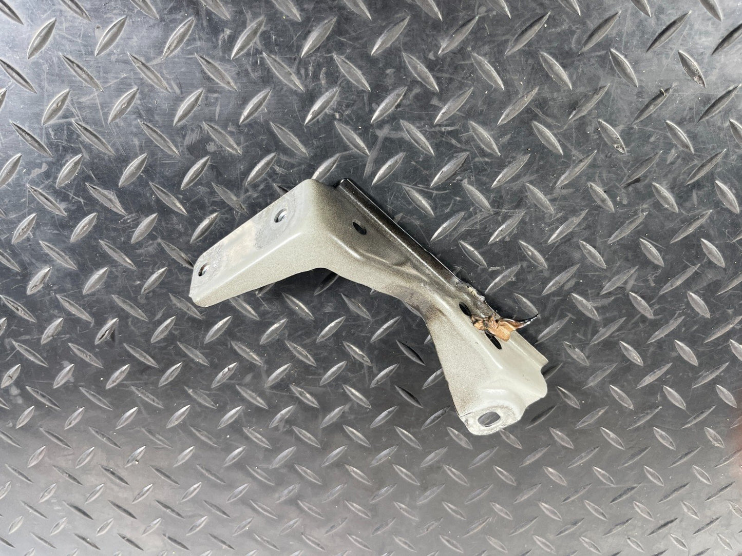 16-22 BMW X1 F48 GENUINE FRONT RIGHT DRIVER SIDE WING BRACKET 7392804