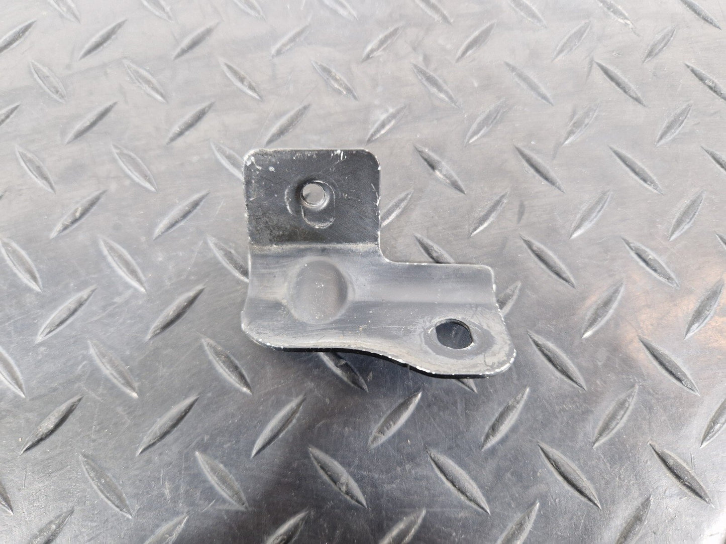 18-ON MERCEDES SPRINTER W907 W910 FRONT RIGHT WING HOLDER BRACKET A9108810800
