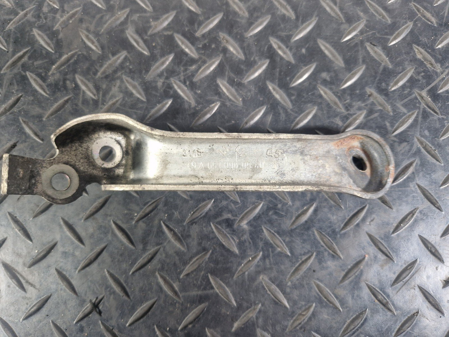 14-21 MERCEDES BENZ C300h W205 TURBOCHARGER BRACKET A6510960540