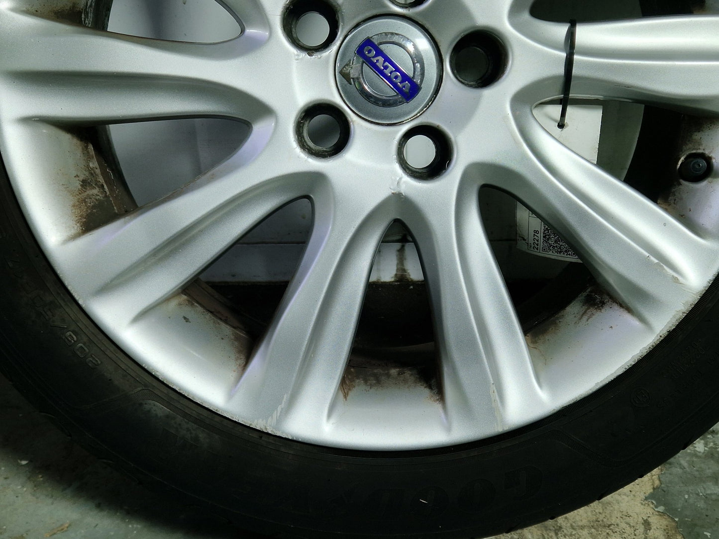 Volvo V40 MK3 (525) 17" Alloy Wheel with Tyre 205/50/17 ~5mm 31381857