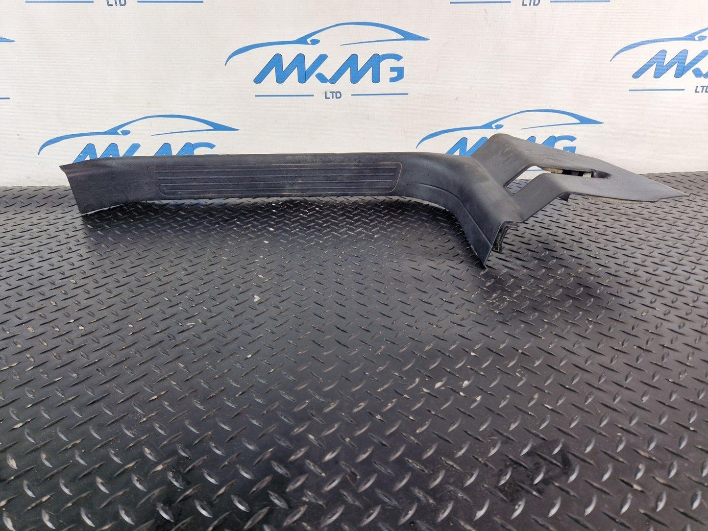 Mercedes-Benz ML-Class W166 front right Trim Panel A1666801835