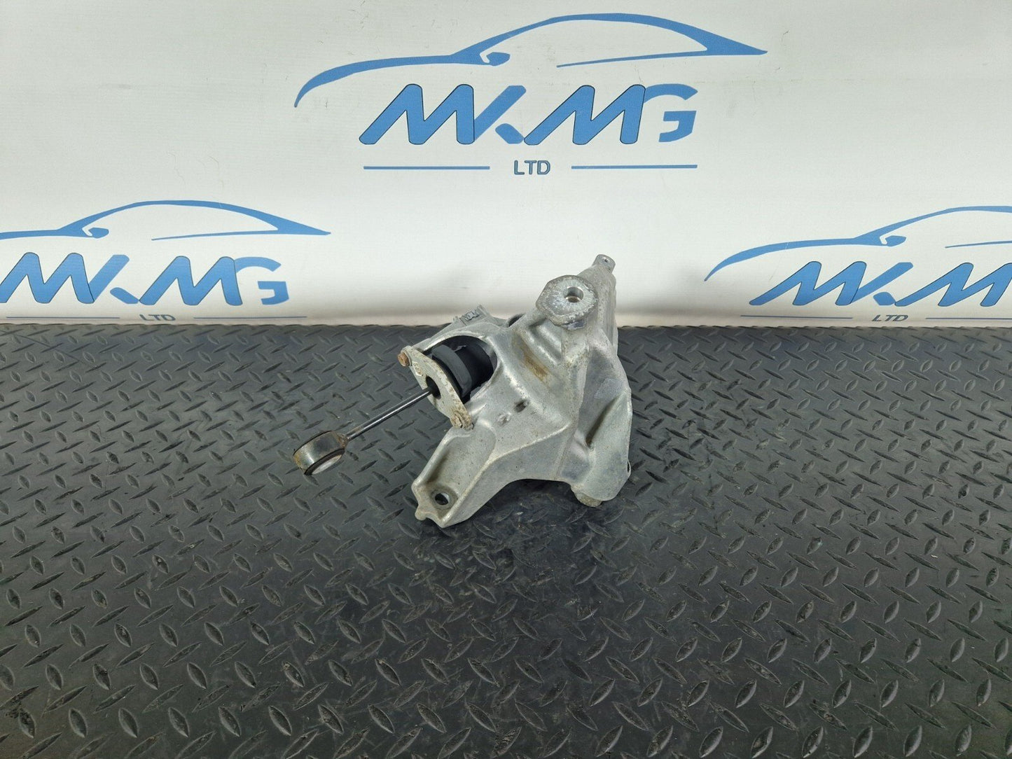 16-19 AUDI A4 B9 LEFT N/S ENGINE MOUNT BRACKET & BEARING 4M0199307AD 4M0199869